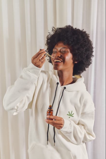 Pessoa usando óleo de cannabis
